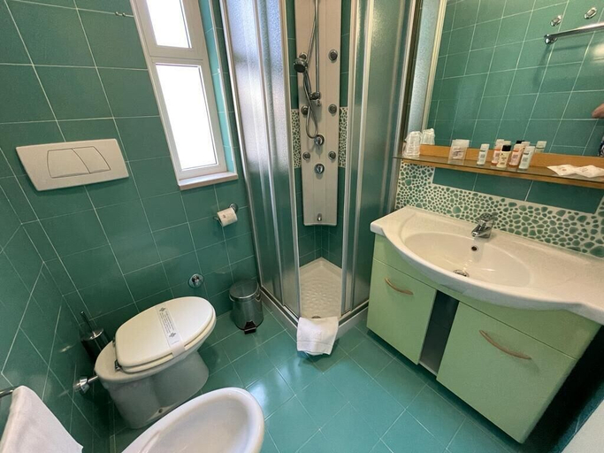 Bathroom 5, Hotel Baia Dei Faraglioni, Foggia