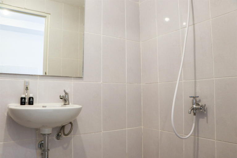Bathroom 3, Brand New Studio At Tokyo Riverside Pik 2 Apartment, Tangerang