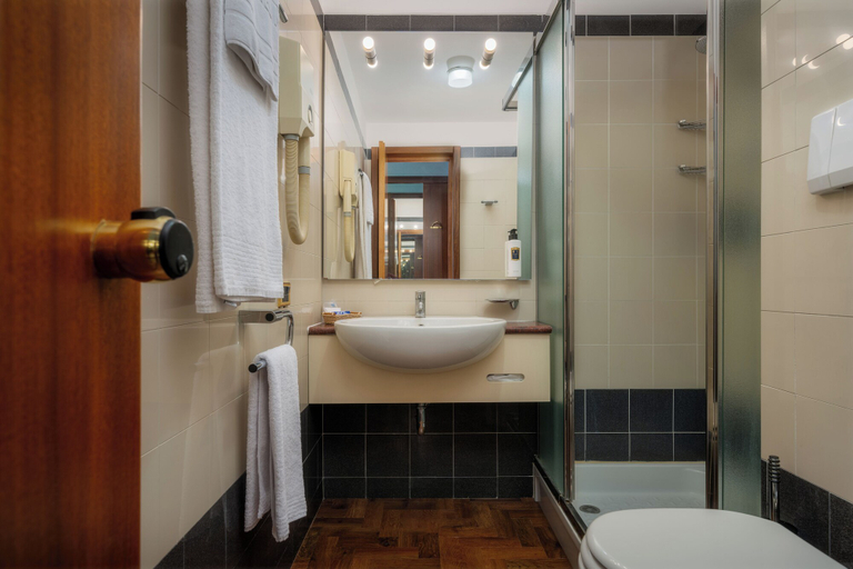 Bathroom 4, Hotel Crivi's, Milano