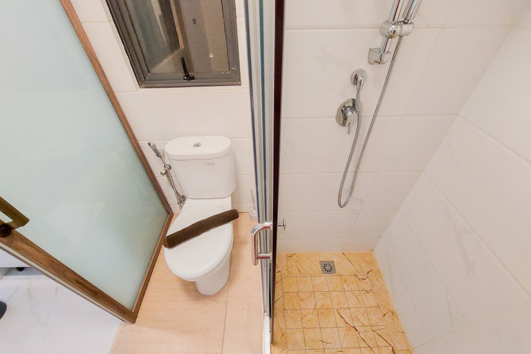 Bathroom 2, Comfortable And Homey Living 2Br At Sky House Bsd Apartment, Tangerang Selatan