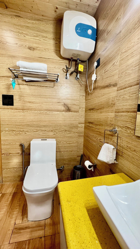 Bathroom 4, Clarence Cottage, Dehradun