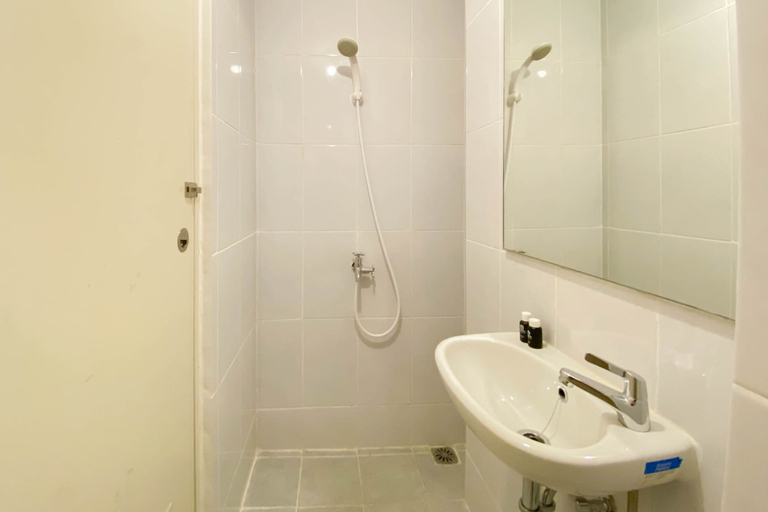 Bathroom 3, Warm And Homey Studio Tokyo Riverside Pik 2 Apartment, Tangerang