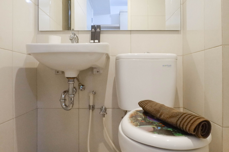 Bathroom 2, Relaxing And Serene 2Br Apartment At Tanglin Supermall Mansion, Surabaya