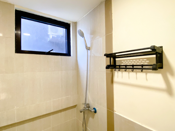 Bathroom 5, Modern Classic 2BR at Meikarta Apartment By Travelio, Cikarang
