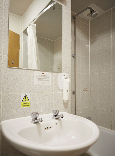 Bathroom 5, De Trafford Hotel by Chef and Brewer Collection, Cheshire East