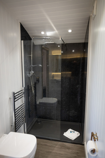 Bathroom 3, Coltsfoot Country Retreat, Hertfordshire
