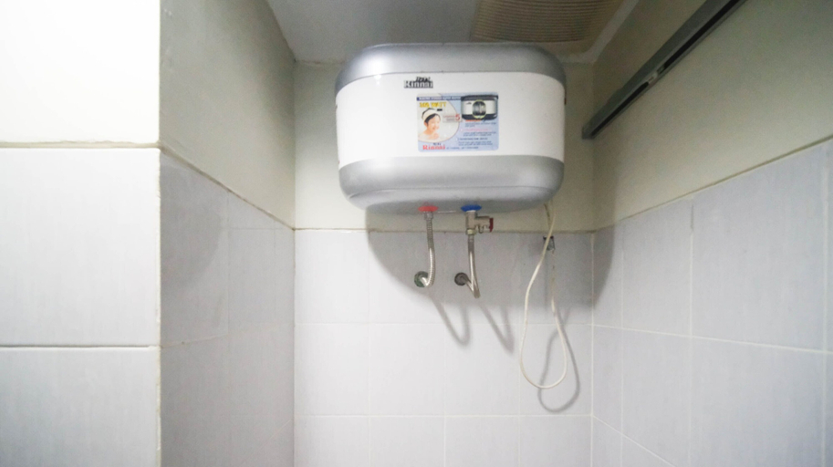 Bathroom 2, Simple And Homey 2Br At Dian Regency Apartment, Surabaya