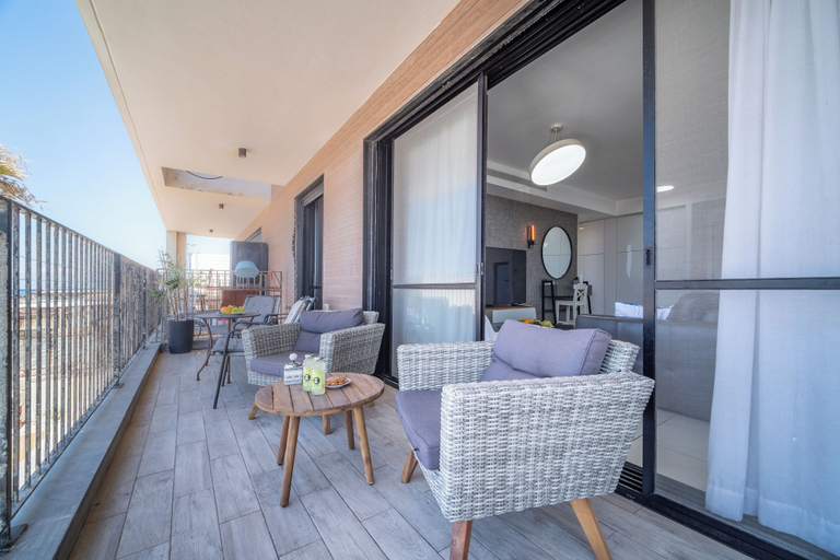 Others 4, Stylish 1BR Beach-Front Apt w Sea View