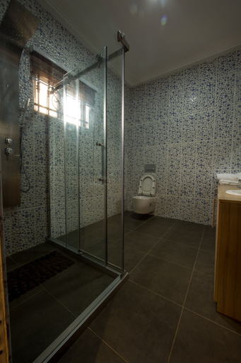 Bathroom 4, Bays Luxury Lodge, Tema