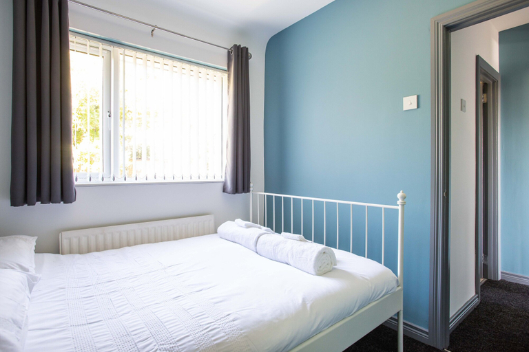 Bedroom 2, Fully Refurbished North Belfast Home, Belfast