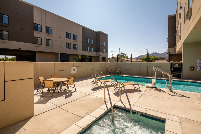 Sport & Beauty 5, Holiday Inn Express & Suites CHATSWORTH by IHG, Los Angeles