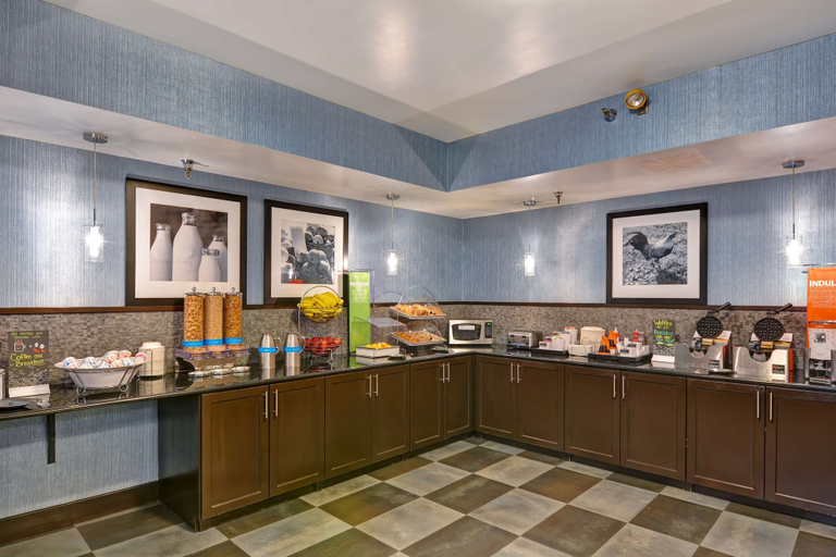 Food & Drinks 5, Hampton Inn State College, Centre