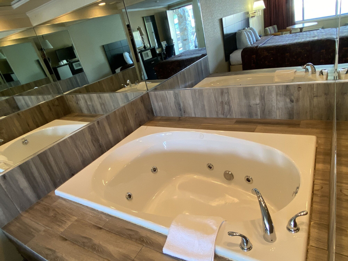 Bathroom 3, Days Inn by Wyndham Liverpool/Syracuse, Onondaga