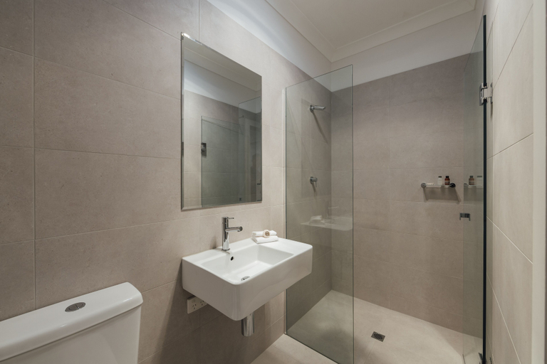Bathroom 5, Eleven, Hepburn - East