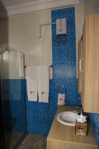Bathroom 4, Bays Luxury Lodge, Tema