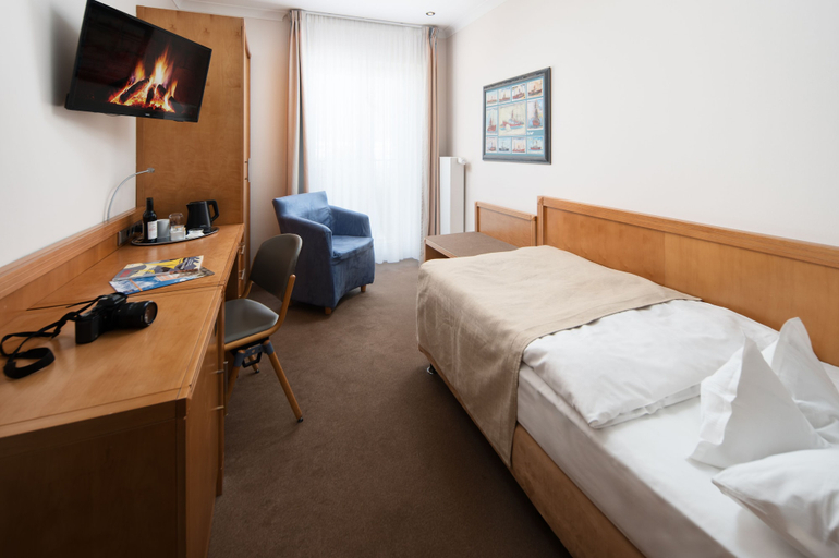 Bedroom 4, Hotel Baseler Hof, Hamburg