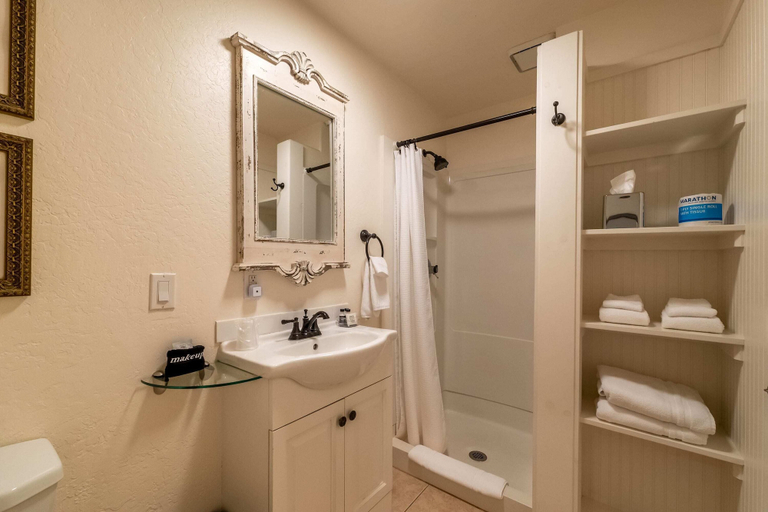 Bathroom 3, Bandon Marina Inn, Coos