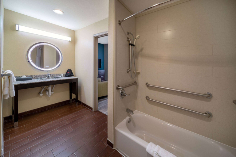 Bathroom 4, La Quinta Inn & Suites by Wyndham Durant, Bryan