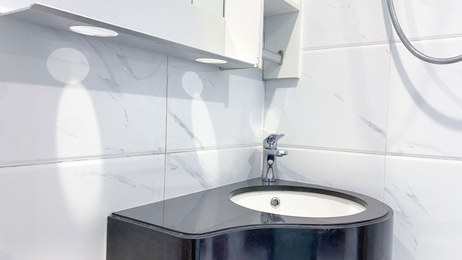 Bathroom 2, Good Deal And Comfy Studio Sky House Alam Sutera Apartment, Tangerang