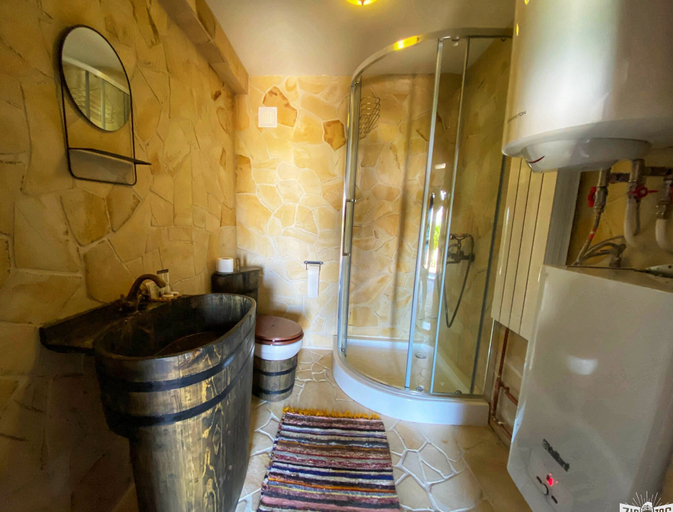 Bathroom 4, Vatra Boiereasca, Partestii De Sus