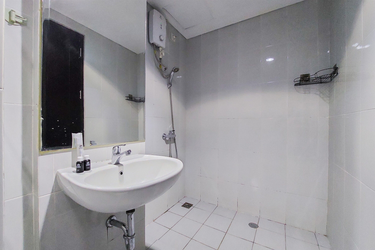 Bathroom 2, Warm And Enjoy Living Studio Casa De Parco Apartment, South Tangerang