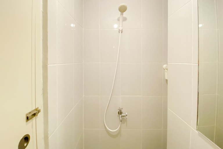 Bathroom 5, Warm and Simply Look Studio Apartment at Tokyo Riverside PIK 2 By Travelio, Tangerang