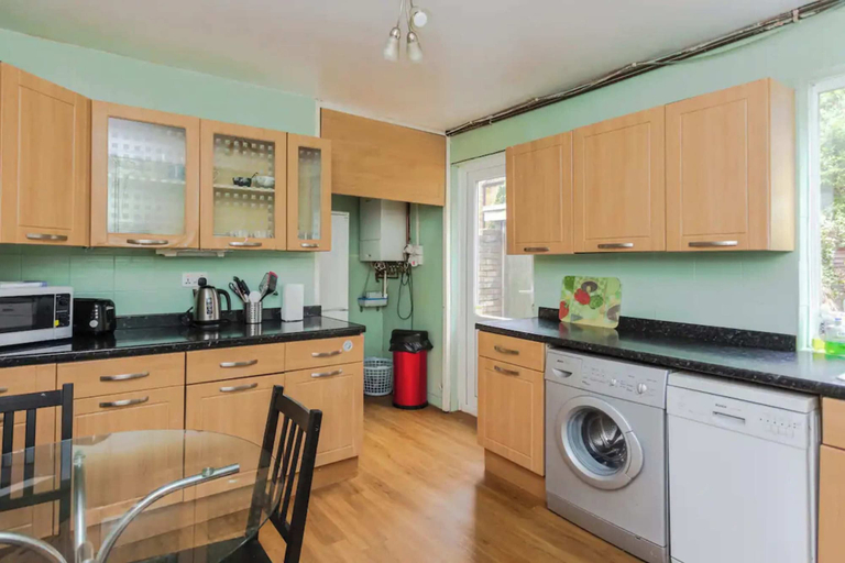 Others 5, Homely 3 Bedroom House With a Garden, London
