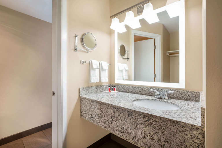 Bathroom 5, Baymont by Wyndham Tri-Cities/Kennewick WA, Benton