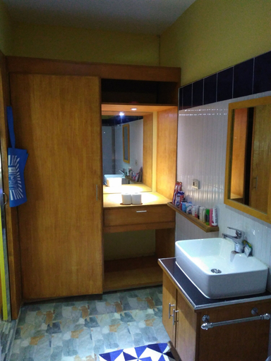 Bathroom 3, Mango's Beachfront Resort, Olongapo City