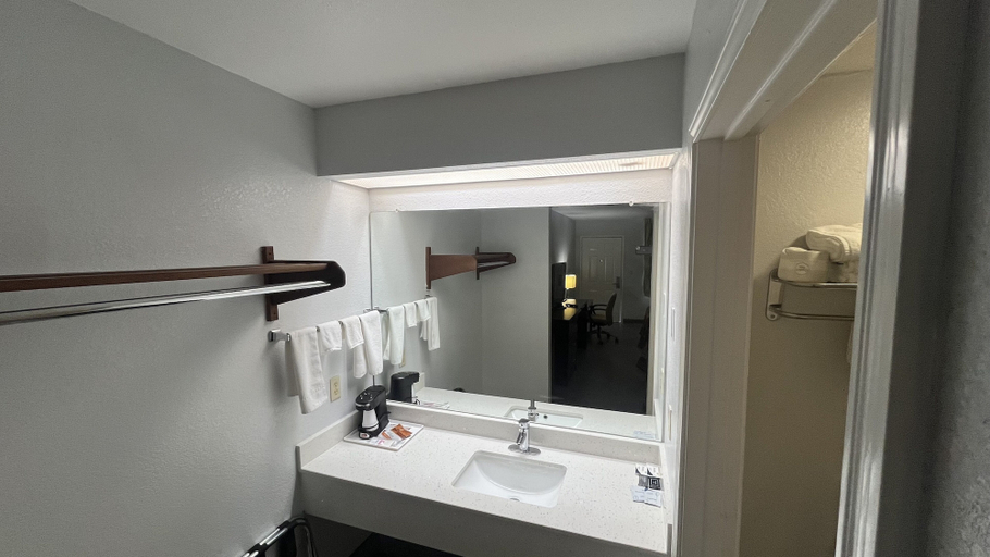 Bathroom 3, Atria Inn & Suites, Bexar