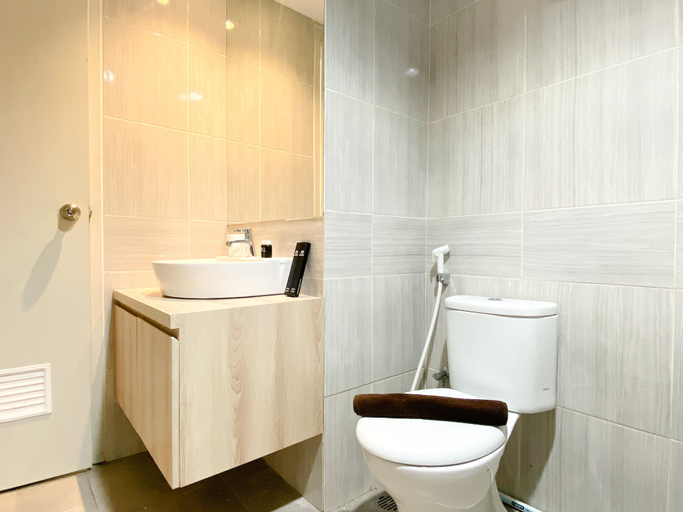 Bathroom 5, Spacious and Homey 1BR Vasanta Innopark Apartment By Travelio, Cikarang