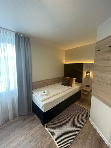 Bedroom 4, Hotel Faldernpoort, Emden
