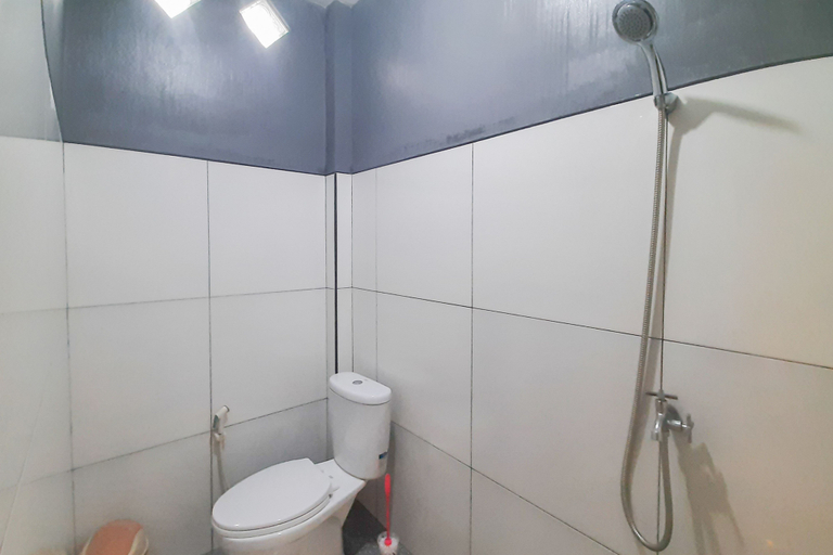 Bathroom 3, Delvia Bromo Homestay Mitra RedDoorz, Probolinggo