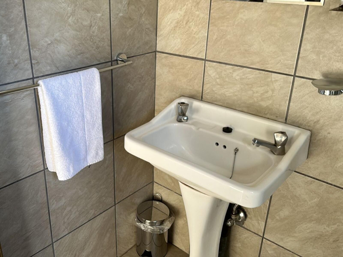 Bathroom 4, Kuruman Lodge by Country Hotels, John Taolo Gaetsewe