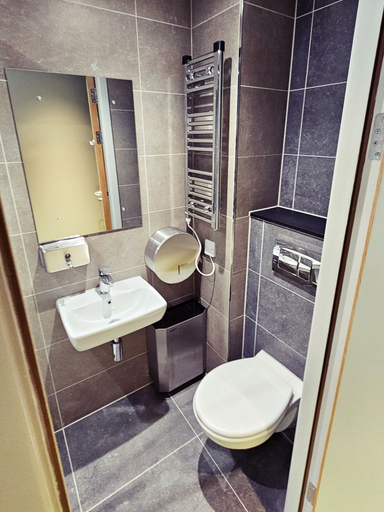 Bathroom 5, Clink i Lár, Dublin