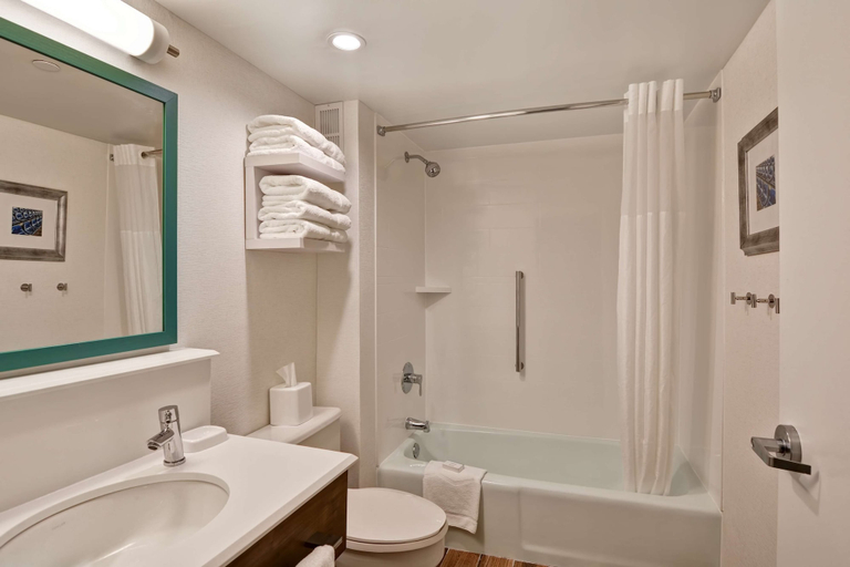 Bathroom 4, Hampton Inn State College, Centre