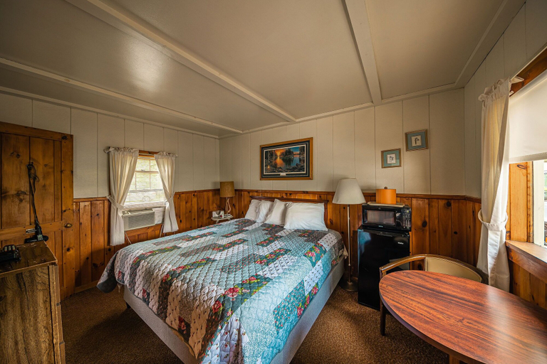 Bedroom 1, The Dax Lodge and Cabins, Franklin