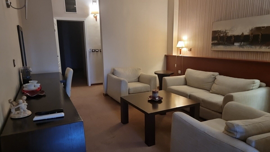 Others 5, Hotel Bluebell