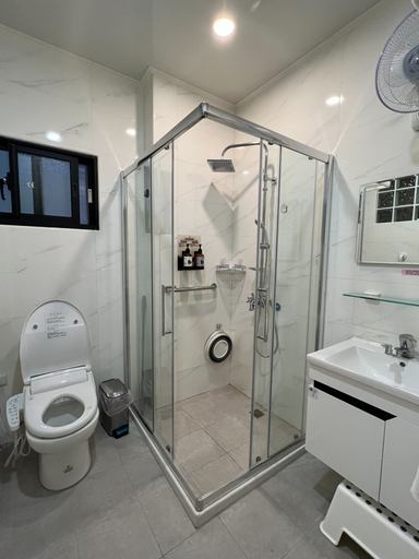 Bathroom 4, SeaWave, Penghu