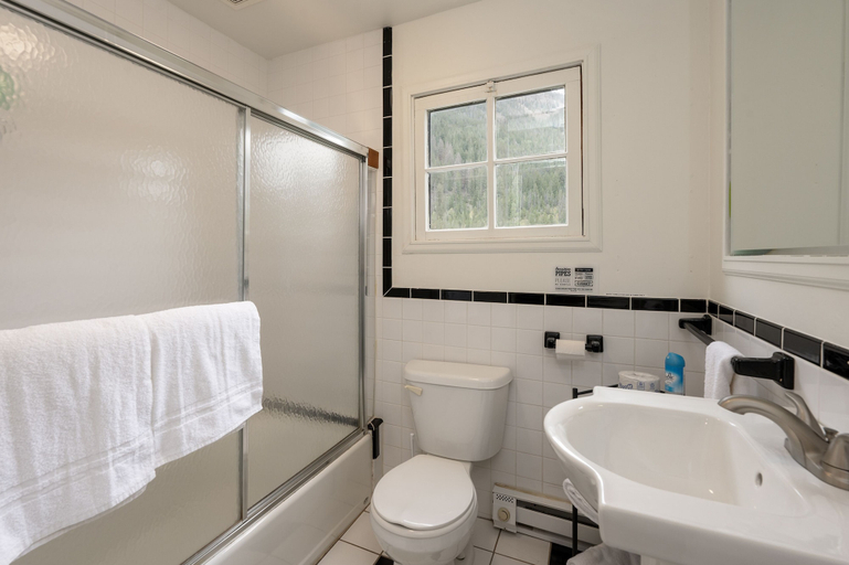 Bathroom 4, Arapaho Valley Ranch, Grand