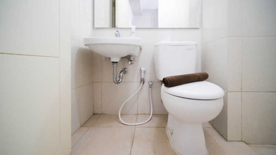 Bathroom 3, Nice Studio Connected To Mall At Tanglin Supermall Mansion Apartment, Surabaya