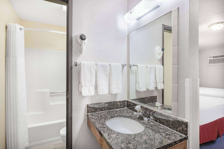 Bathroom 4, Days Inn by Wyndham Monticello, Wright