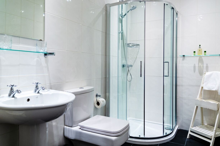 Bathroom 3, The Bull at Foolow, Derbyshire