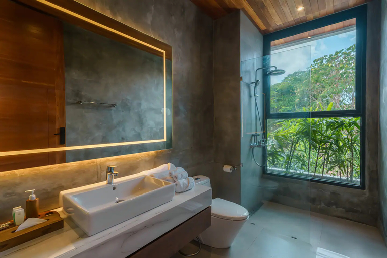 Bathroom 5, Casa Infinito: Resort Style 8 Bedroom Canggu Villa, Badung