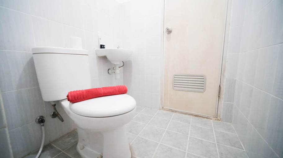 Bathroom 4, Cozy Living And Tidy 2Br At Puncak Dharmahusada Apartment, Surabaya