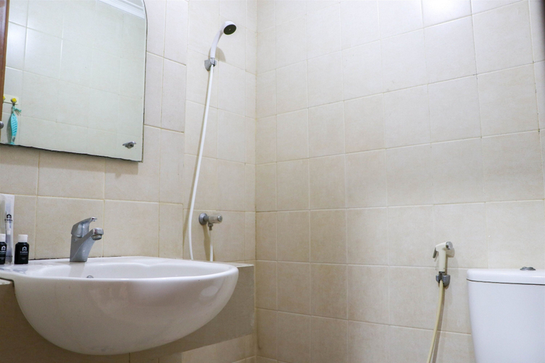 Bathroom 3, Homey And Comfort Stay Studio Room Maple Park Sunter Apartment, Jakarta Utara