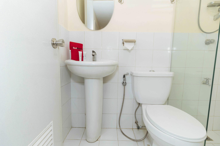 Bathroom 2, RedDoorz @ Amorsolo Makati, Makati City