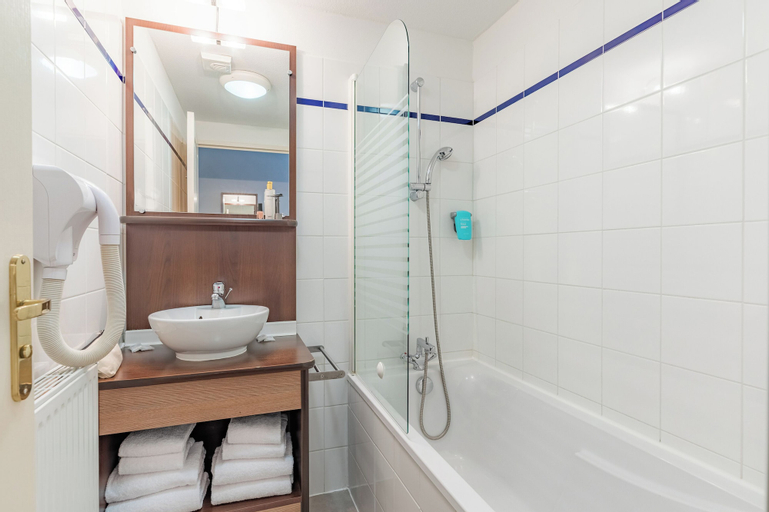 Bathroom 10