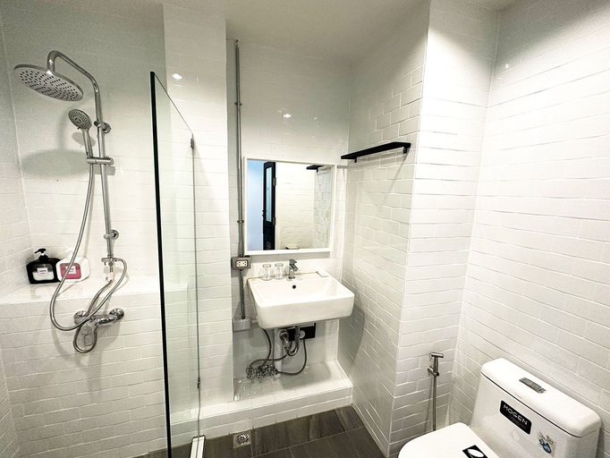 Bathroom 3, River Home, Khlong San