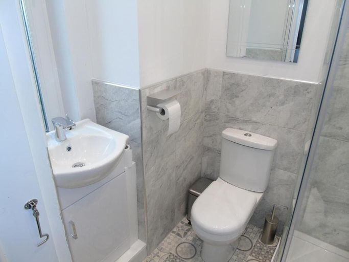 Bathroom 2, Snug - Sealladh Mara Apartment, Argyll and Bute